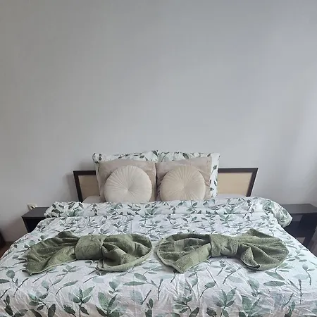 2 Bedroom In Center, Near Metro Апартамент